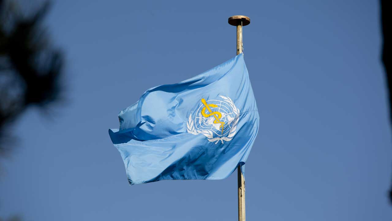 The flag of the World Health Organization (WHO) at its headquarters in Geneva, Switzerland (United States Mission Geneva/CC BY-ND 2.0)