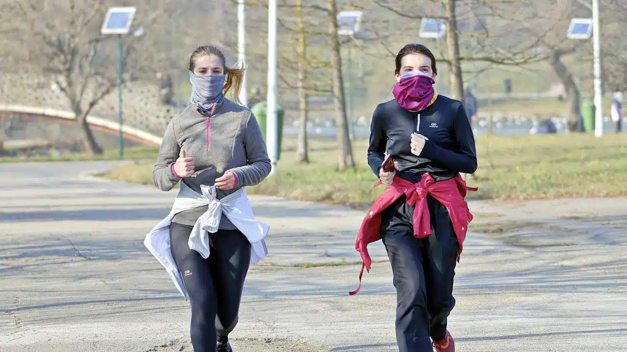 Young women running with face coverings despite being outdoors where the risk of SARS-CoV-2 transmission is negligible. (Photo by Mircea Iancu, from Pixabay)